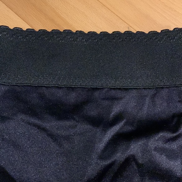 VEUC Vintage Black Shape wear Slip - size S - Picture 9 of 12